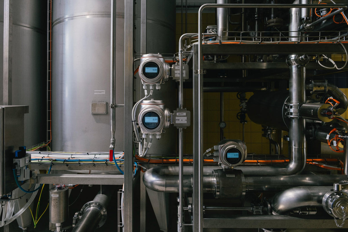 Tanks und Leitungen bei unserer Partnerbrauerei