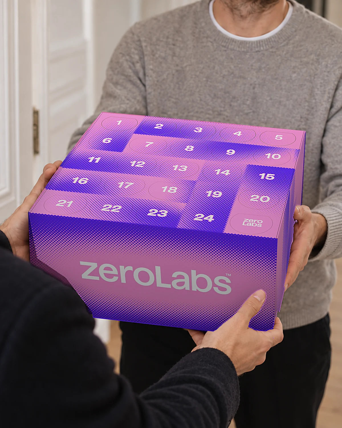 Ein zeroLabs Adventskalender wird an der Wohnungstür übergeben.